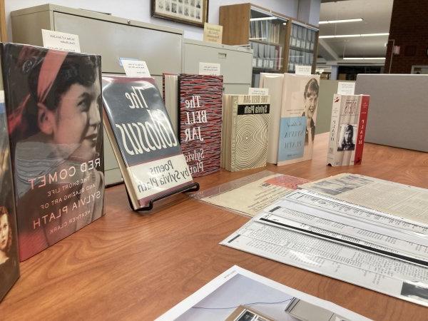 Books on display as part of the Sylvia Plath Collection in the Gannett 图书馆.